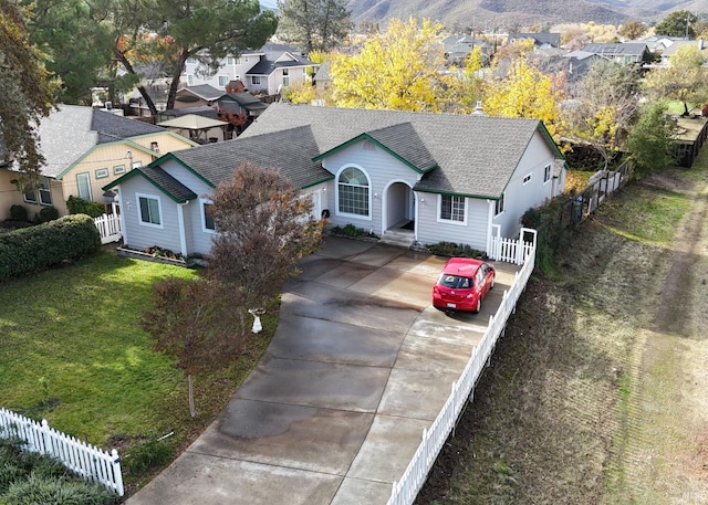 view of front of property with a front yard