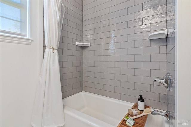 bathroom with shower / bath combo