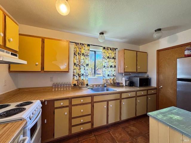 kitchen featuring sink, stainless steel fridge, a textured ceiling, and electric stove