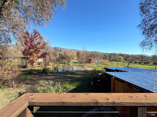 view of yard featuring a rural view