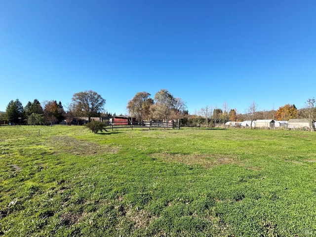 view of yard featuring a rural view