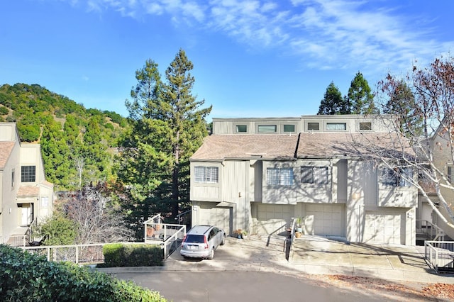 view of front facade featuring a garage