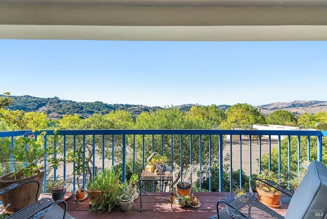 balcony featuring a mountain view