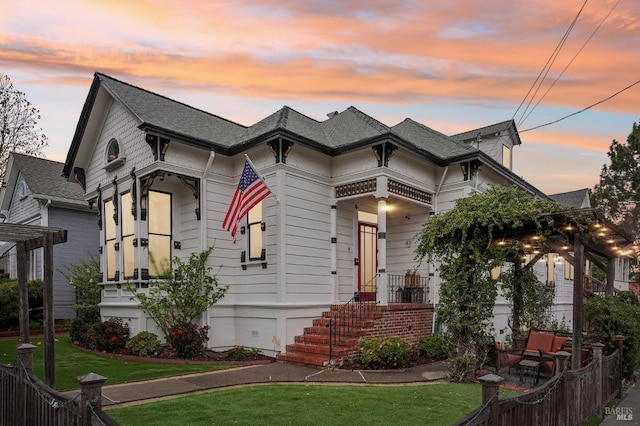 view of front of property featuring a lawn