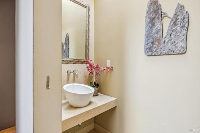 bathroom featuring sink