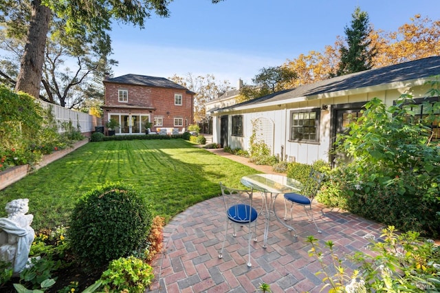 view of yard featuring a patio