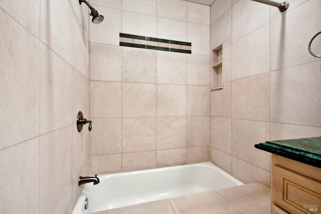 bathroom with vanity and tiled shower / bath