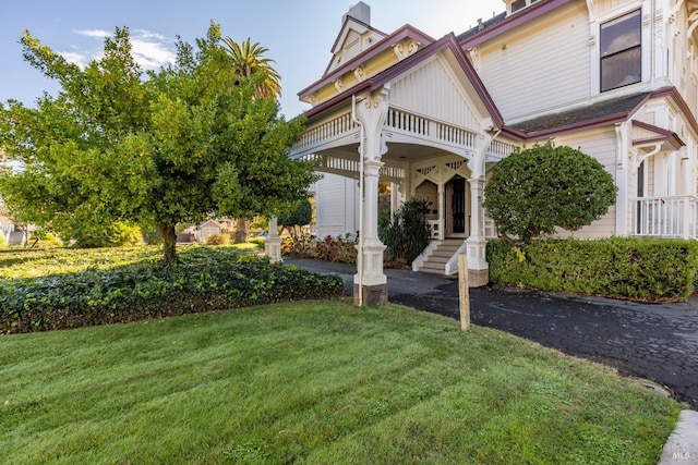 view of front of house featuring a front yard