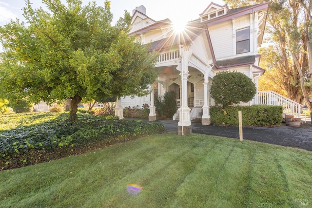 view of front of house featuring a front lawn