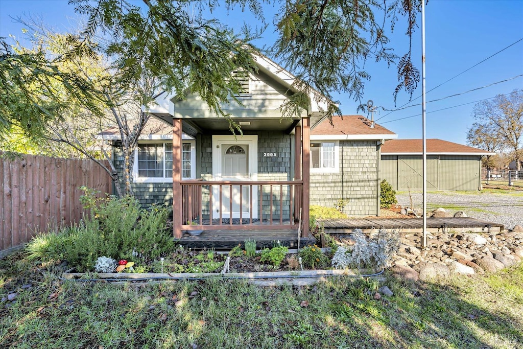 view of front facade with covered porch and fence