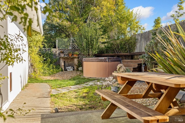 view of yard featuring a hot tub