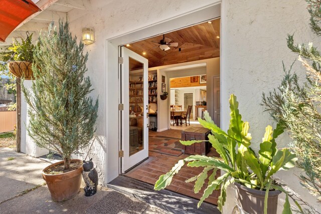 doorway to property with ceiling fan