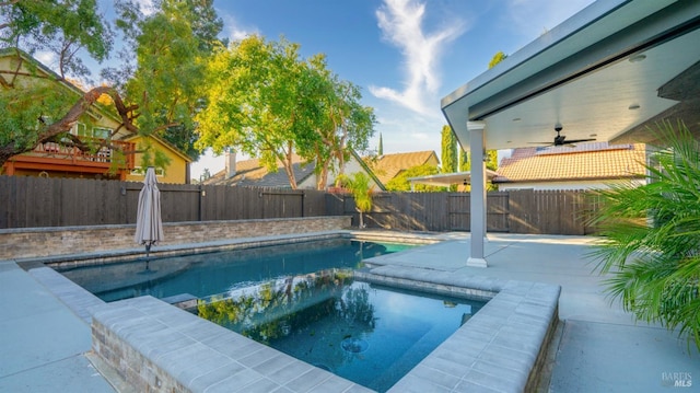 view of pool featuring an in ground hot tub and ceiling fan