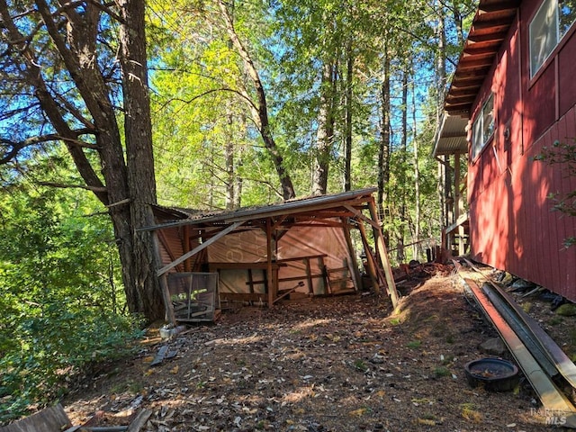 view of yard with a view of trees