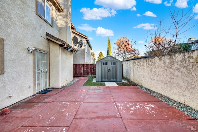 view of patio featuring a storage unit