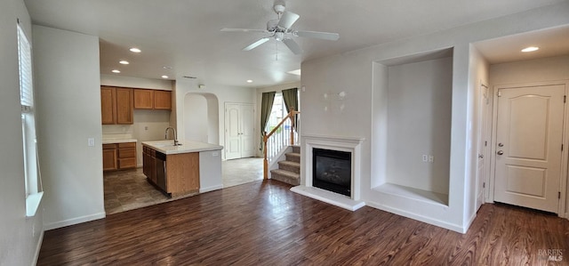 kitchen featuring ceiling fan, dark hardwood / wood-style flooring, sink, and a kitchen island with sink