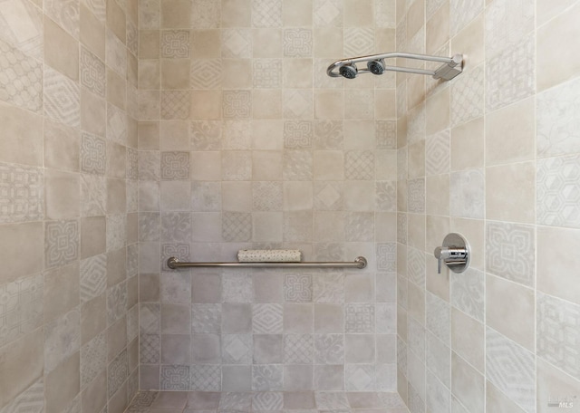 bathroom featuring a tile shower