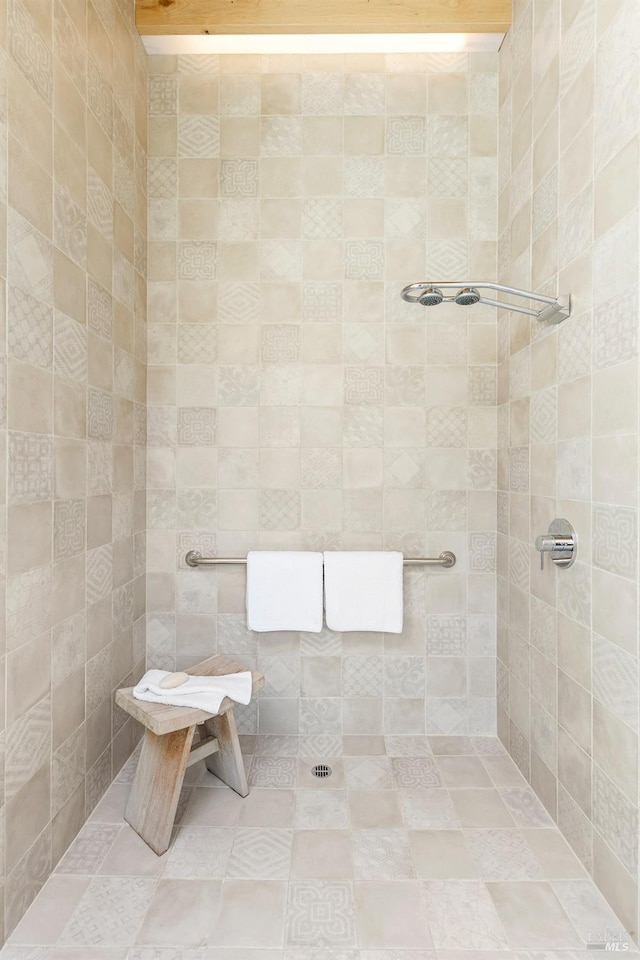 bathroom featuring tiled shower