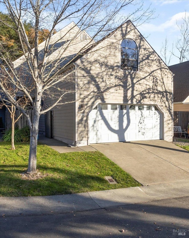 view of front of home featuring a front yard and a garage