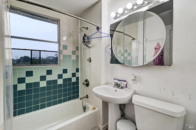 bathroom with tiled shower / bath and toilet