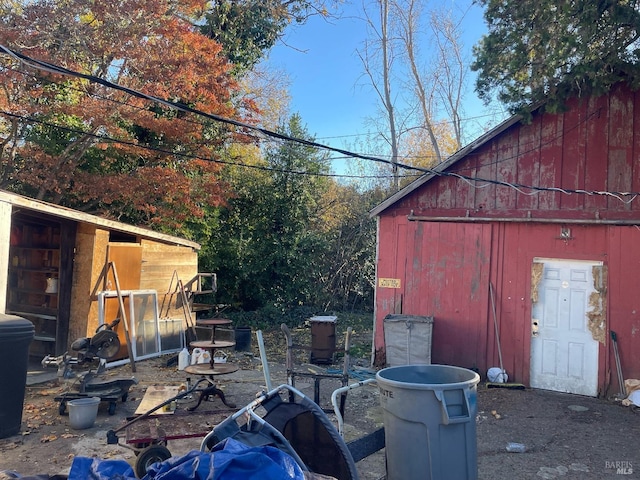 view of yard featuring an outdoor structure