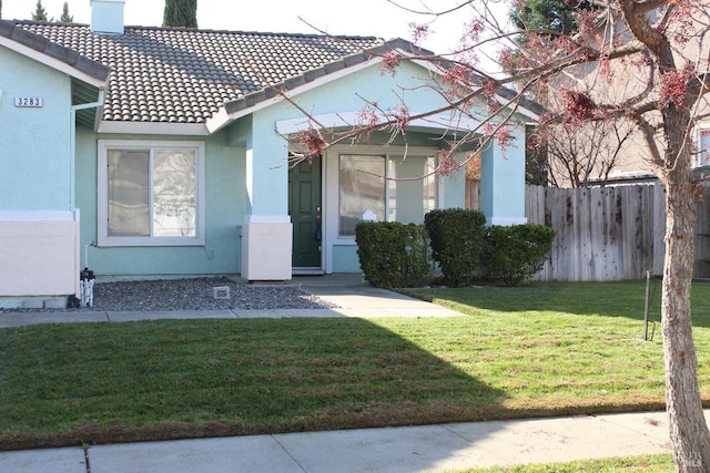 view of front facade with a front yard