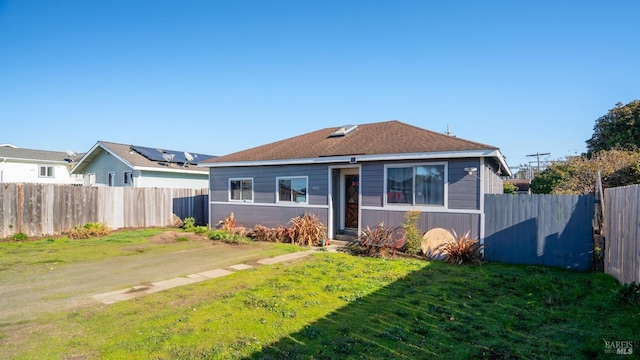 view of front of home featuring a front lawn