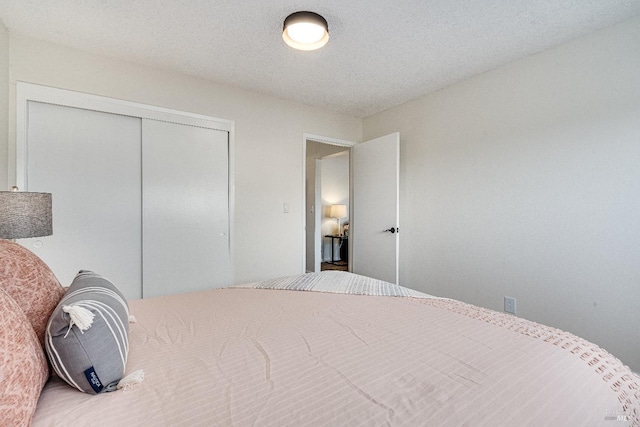 bedroom featuring a textured ceiling and a closet