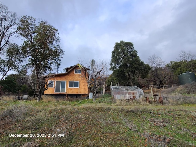 view of yard featuring an outdoor structure