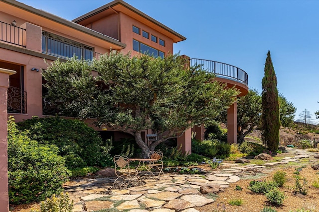 view of property's community featuring a patio area