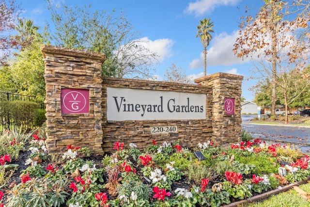 view of community / neighborhood sign