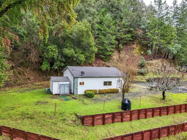 view of yard with a storage shed