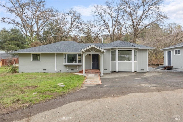 single story home with a front lawn