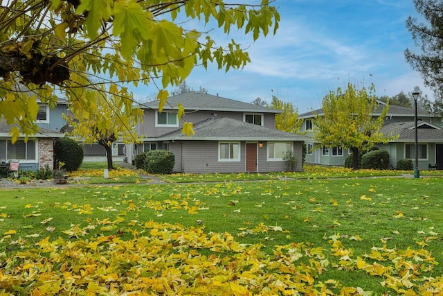 view of front of home featuring a front yard