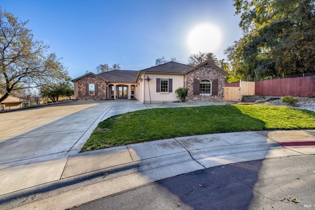 ranch-style house featuring a front yard