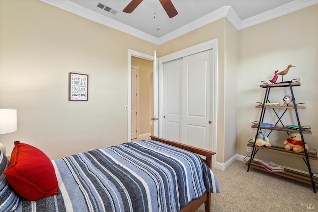 bedroom with ceiling fan, a closet, carpet floors, and crown molding