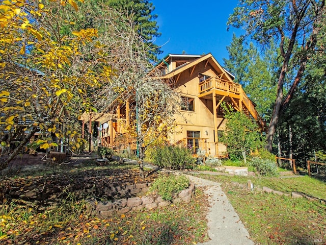 view of front of home featuring a balcony