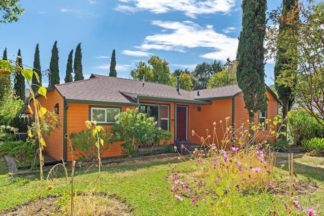 ranch-style house featuring a front lawn