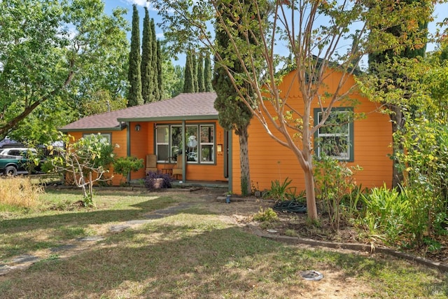 view of front of property featuring a front yard