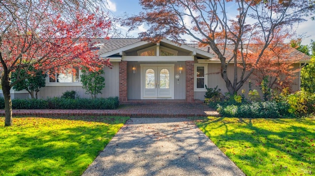 view of front of home with a front lawn