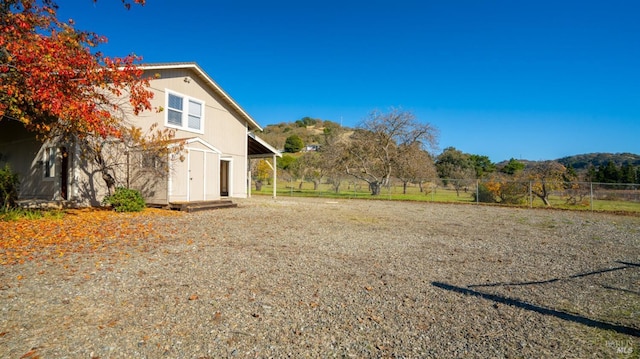 view of yard featuring a mountain view and a storage unit