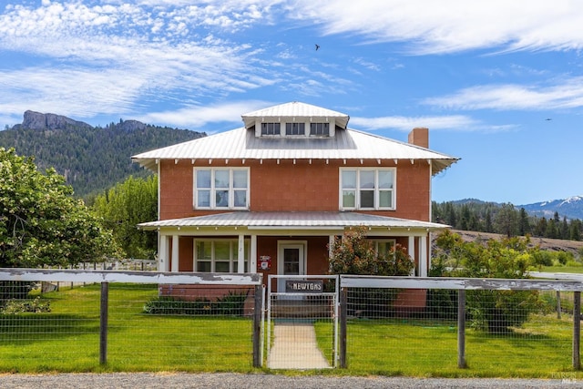 view of front of house featuring a mountain view and a front yard