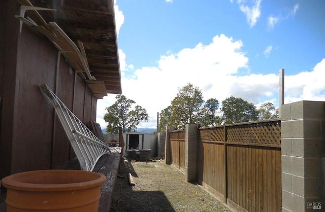 view of yard featuring a shed