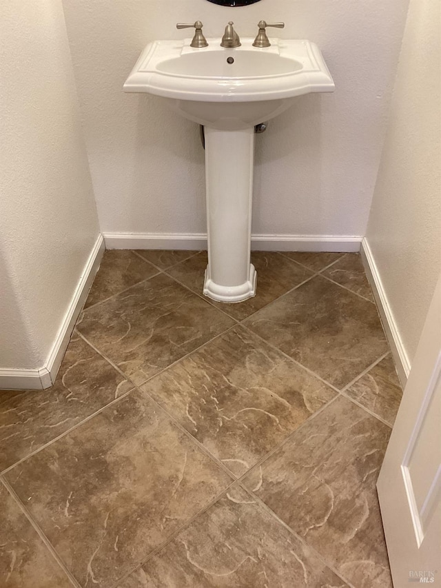 bathroom featuring sink