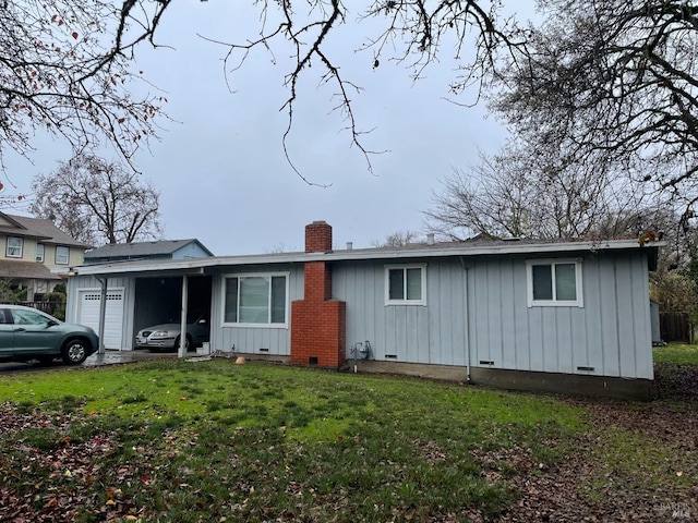 view of front facade featuring a carport and a front lawn