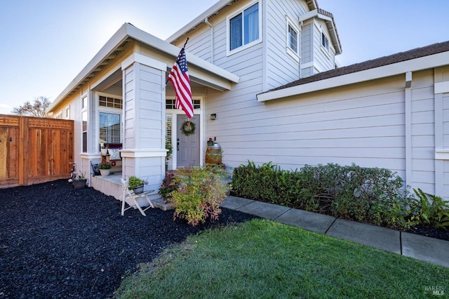 view of front facade with a front lawn