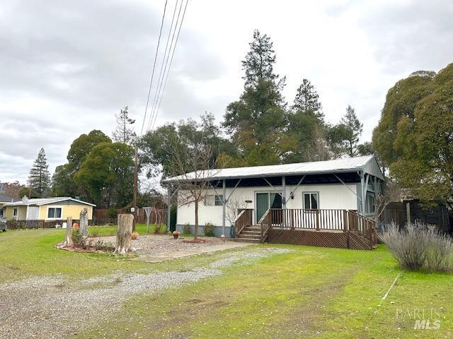 view of front facade featuring a front yard