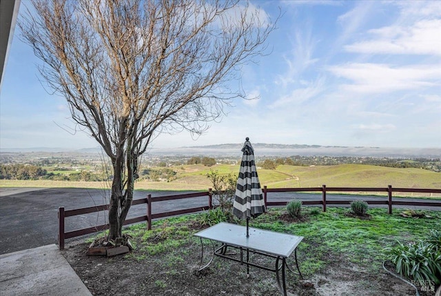 view of yard featuring a rural view