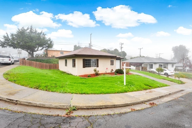 single story home featuring a front lawn