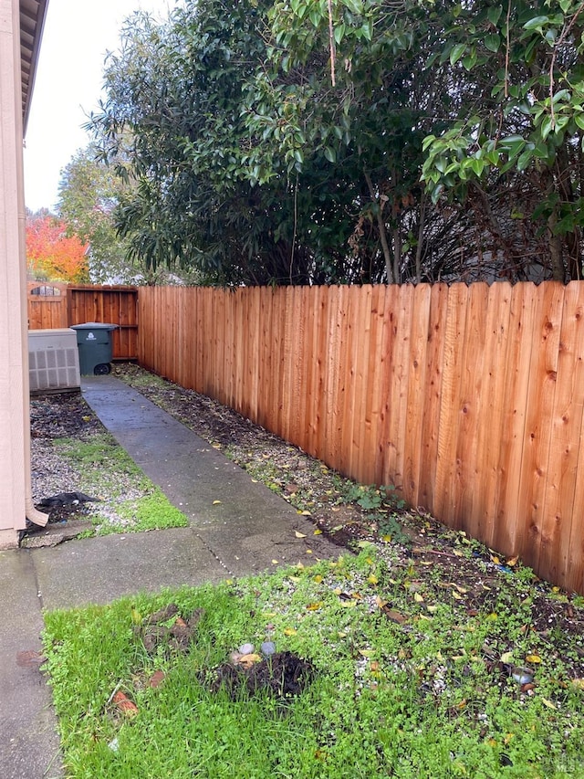 view of yard featuring a fenced backyard